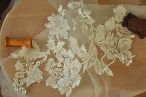 Bridal Wedding Lace Applique in ivory, Floral Embroidery Lace Applique, Delicate Bridal Veils Applique Lace